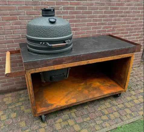 Buitenkeukenmeubel van cortenstaal met een kamado-barbecue
