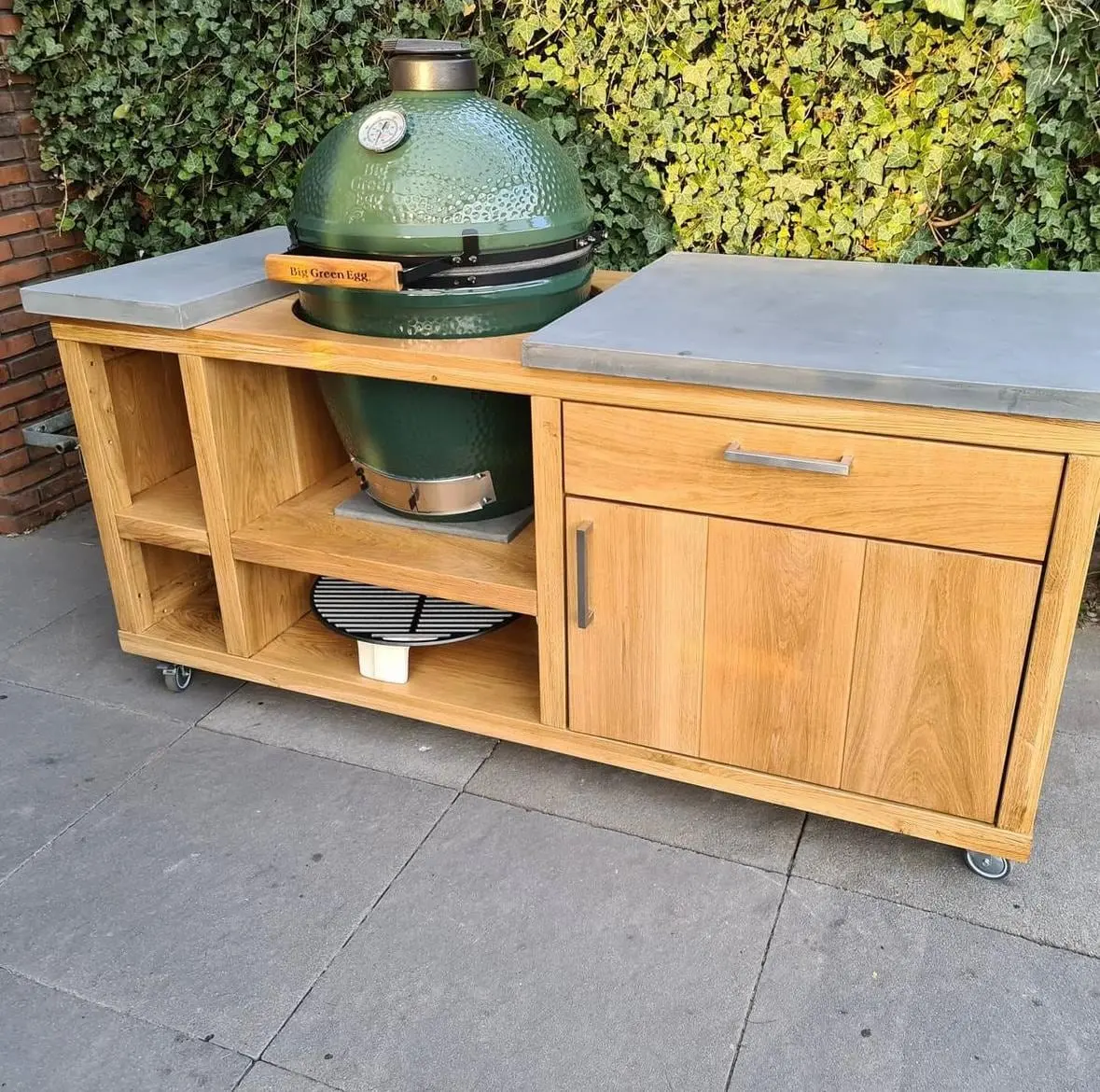 Eikenhouten buitenkeukenmeubel met een betonnen werkblad en een kamado-barbecue