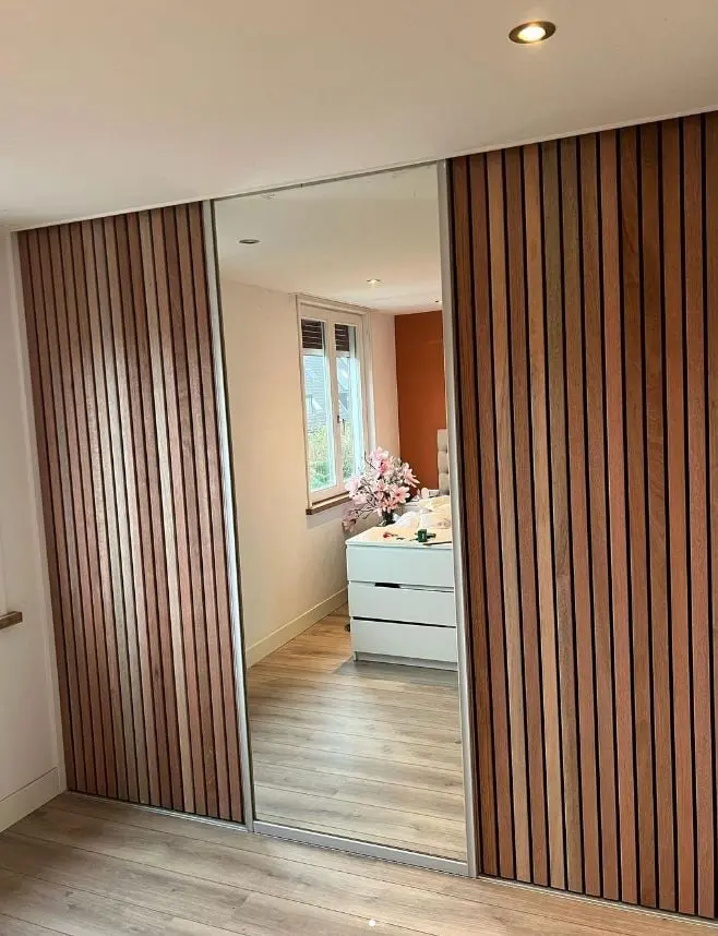 Schuifdeur met houten lamellen voor een inbouwkast