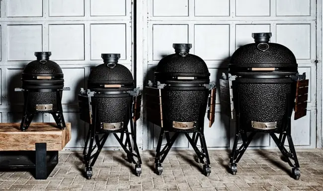 Vier kamado-barbecues van The Bastard naast elkaar