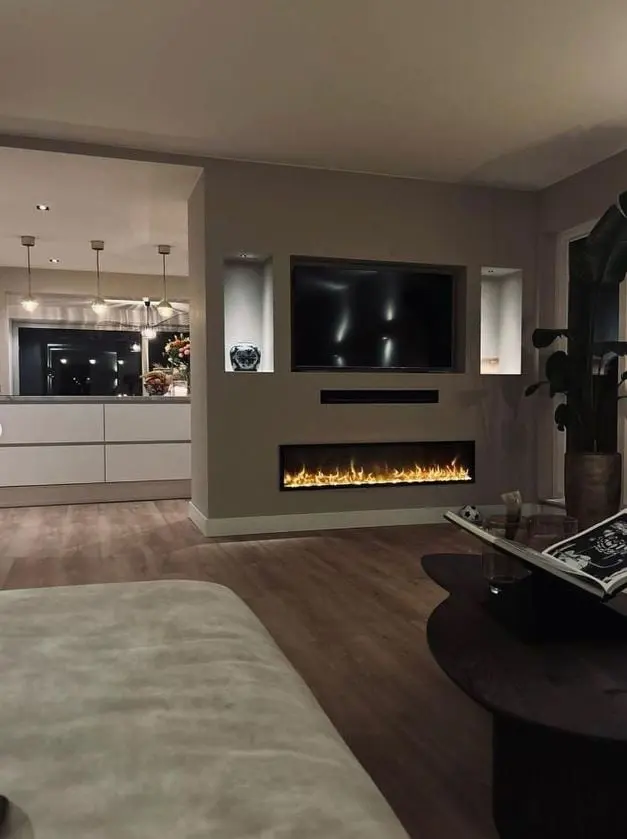 Tv-wand met sfeerhaard in een gerenoveerde woonkamer