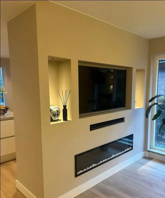 Maatwerk tv-wand met een ingebouwde sfeerhaard