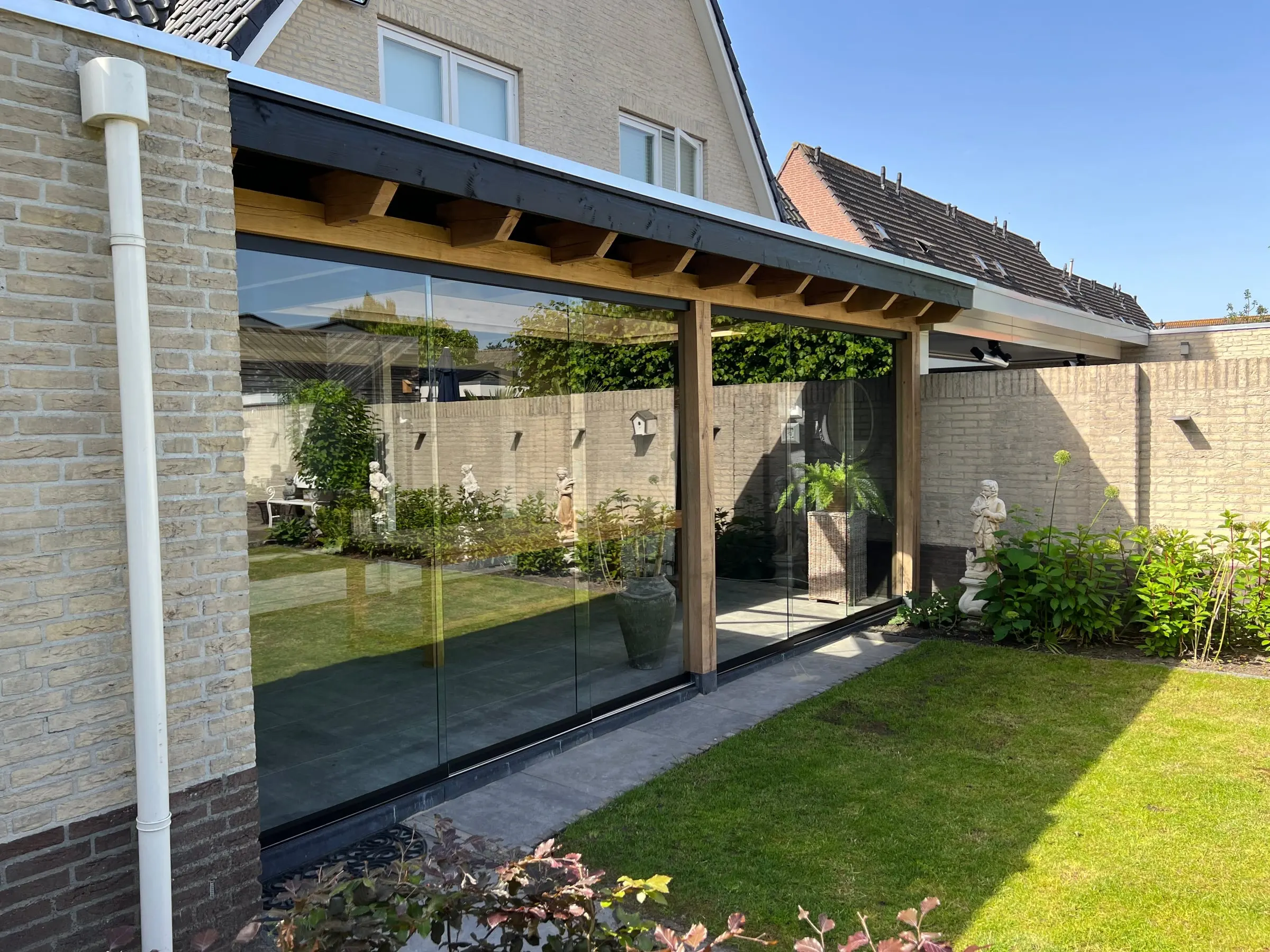 Zijaanzicht van de veranda met glazen schuifwanden, in Raamsdonk